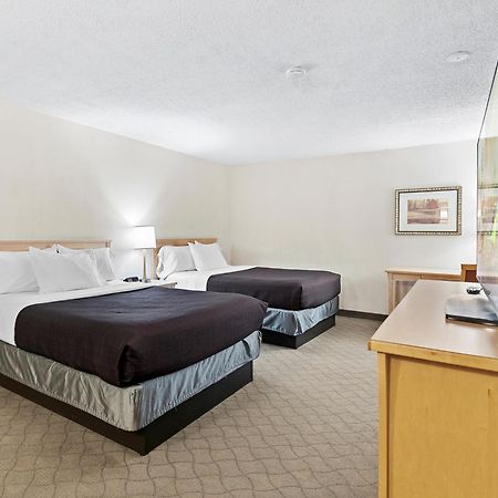 Travelodge Hotel By Wyndham Saskatoon Exterior photo