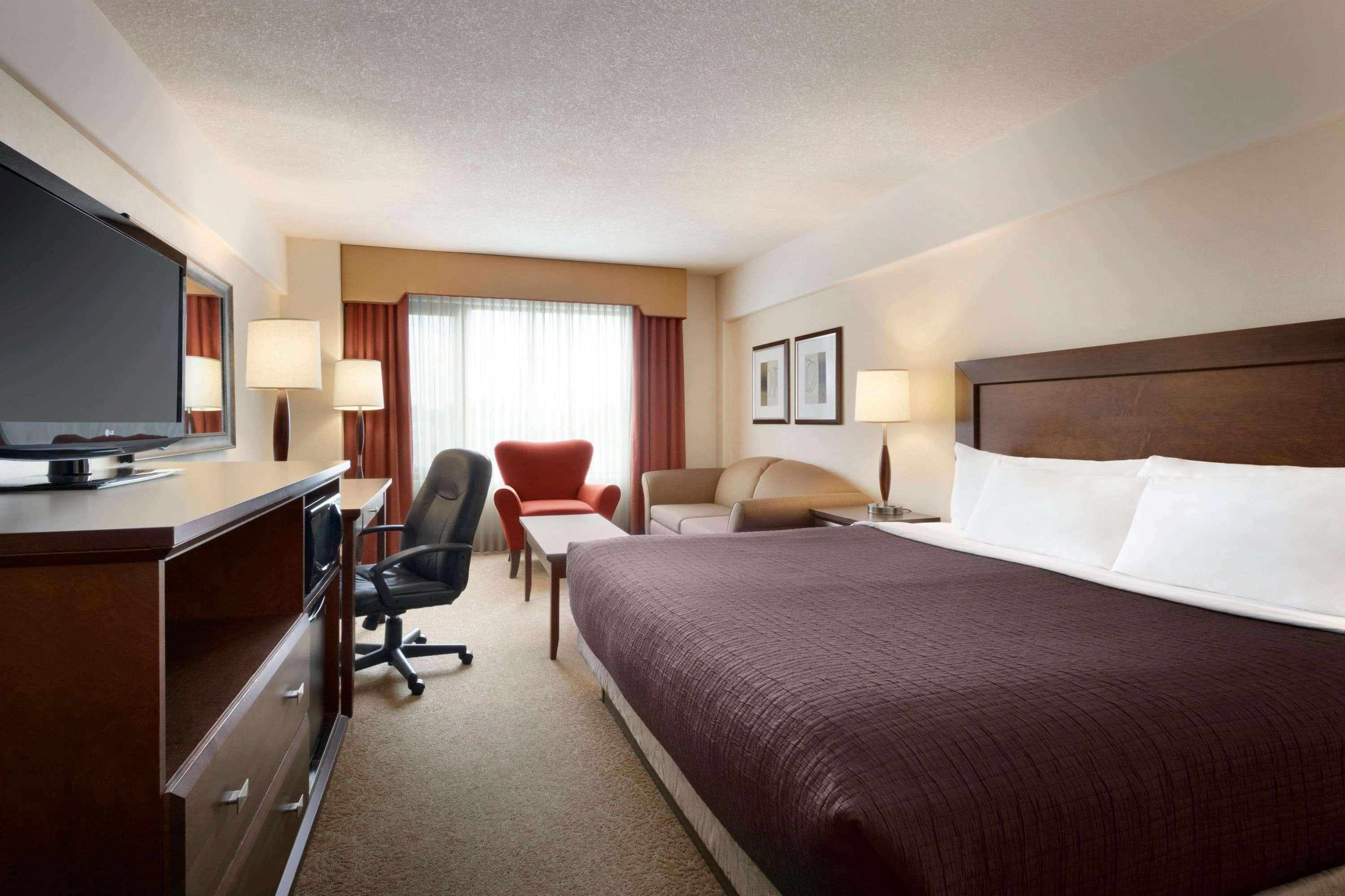 Travelodge Hotel By Wyndham Saskatoon Exterior photo