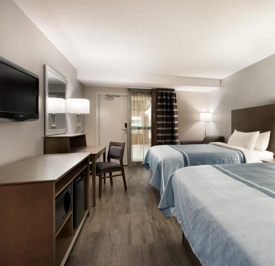 Travelodge Hotel By Wyndham Saskatoon Exterior photo