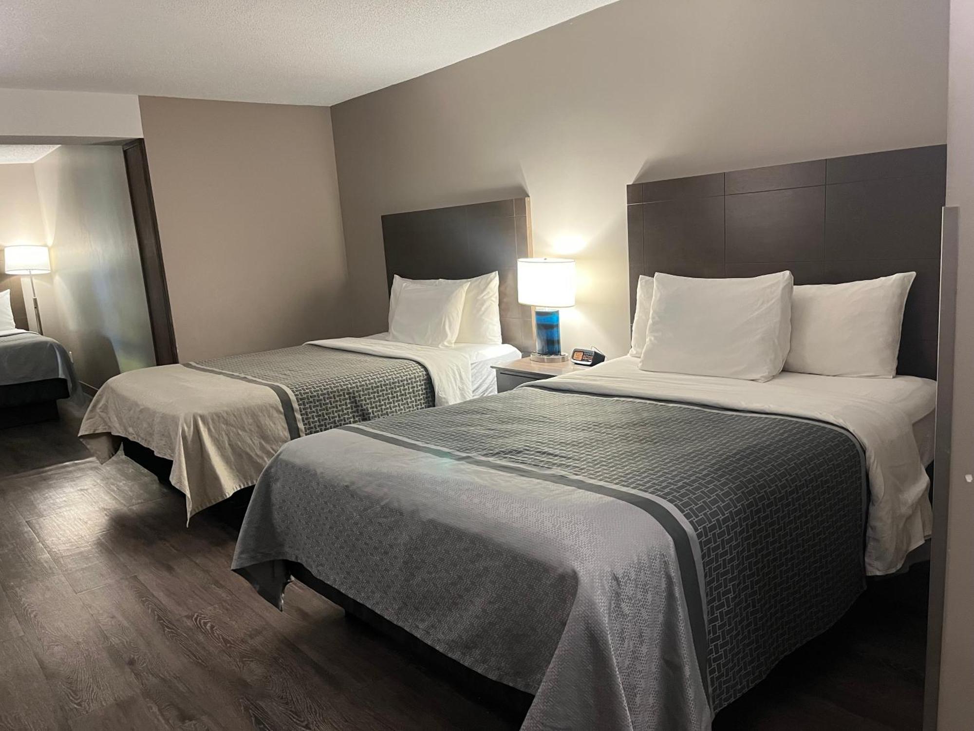 Travelodge Hotel By Wyndham Saskatoon Exterior photo