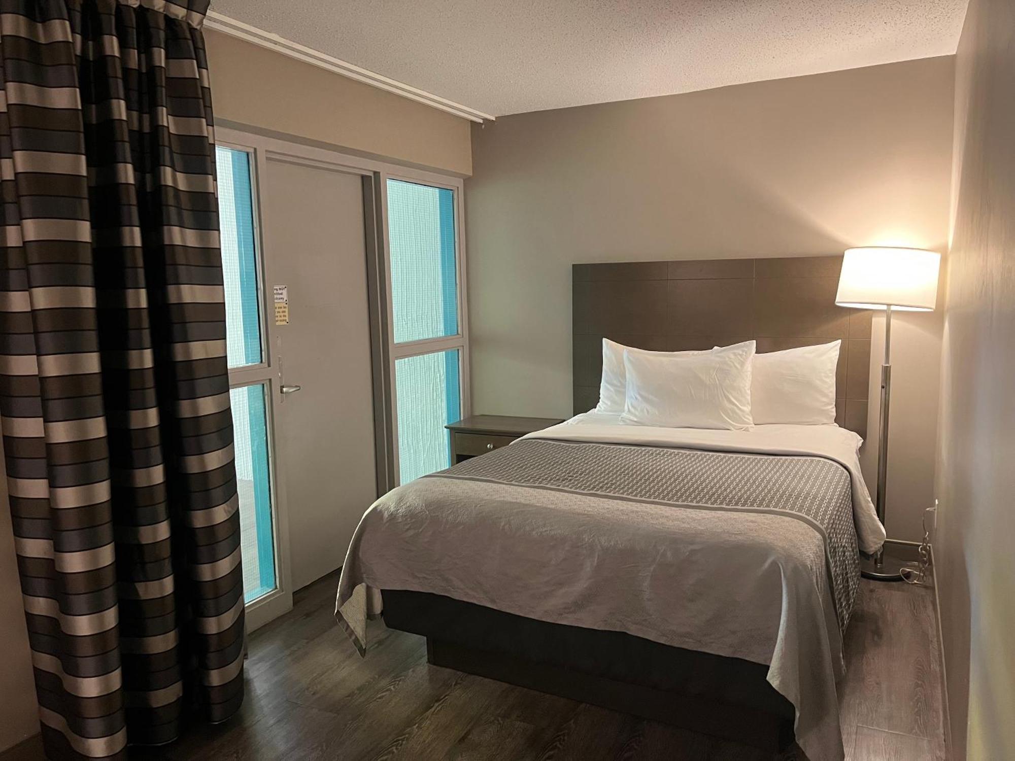 Travelodge Hotel By Wyndham Saskatoon Exterior photo