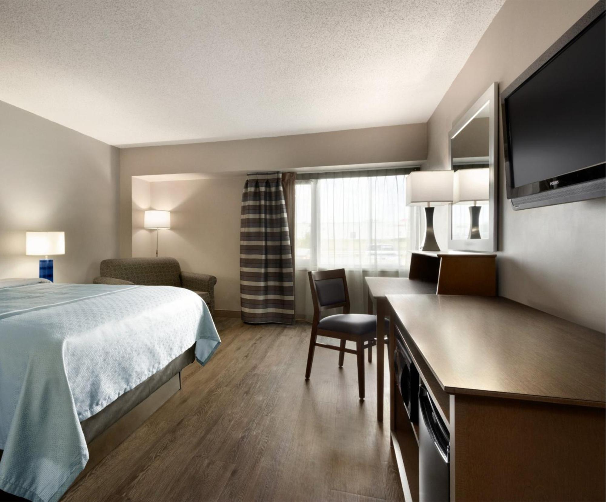 Travelodge Hotel By Wyndham Saskatoon Exterior photo