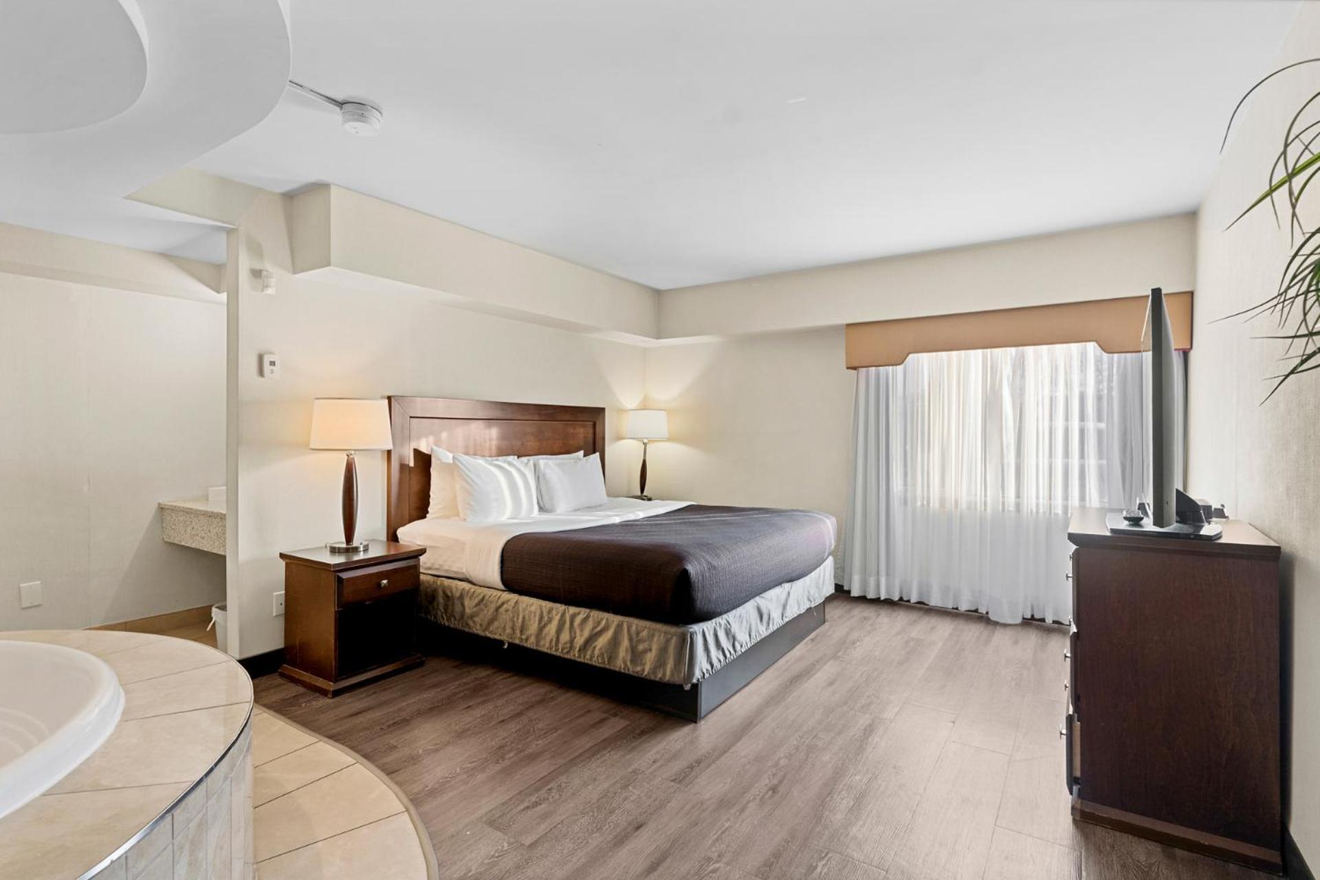 Travelodge Hotel By Wyndham Saskatoon Exterior photo