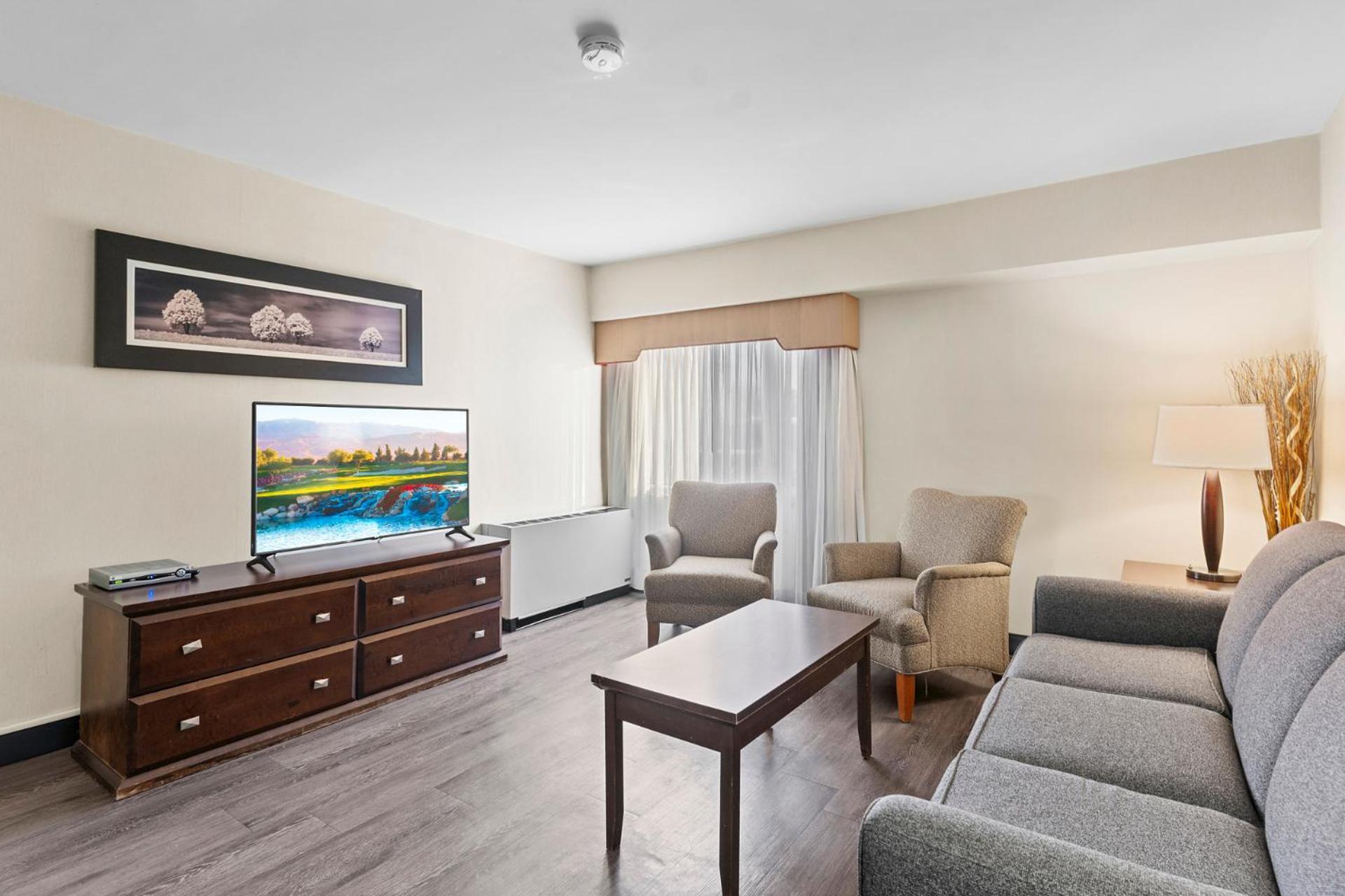 Travelodge Hotel By Wyndham Saskatoon Exterior photo