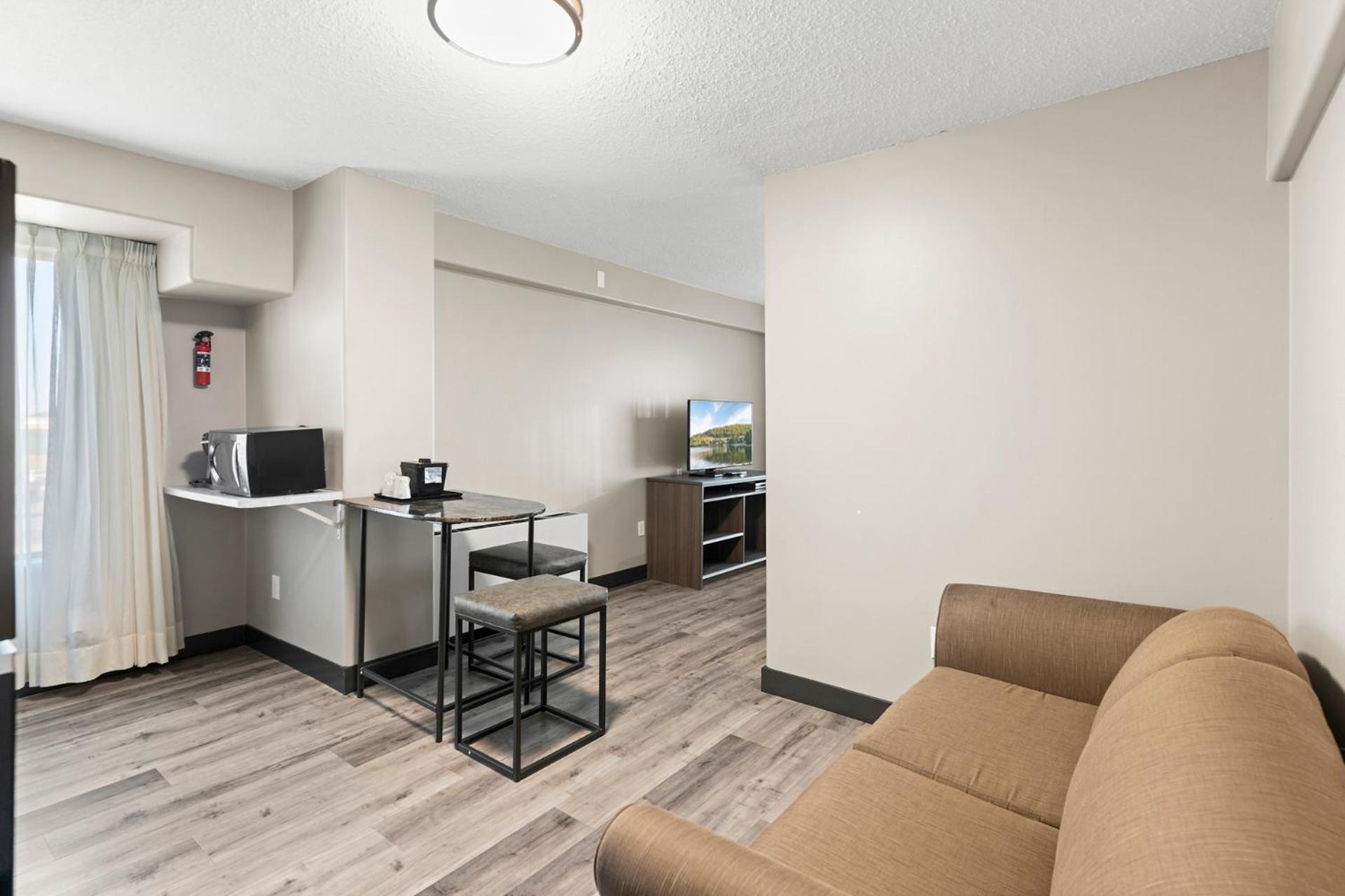 Travelodge Hotel By Wyndham Saskatoon Exterior photo