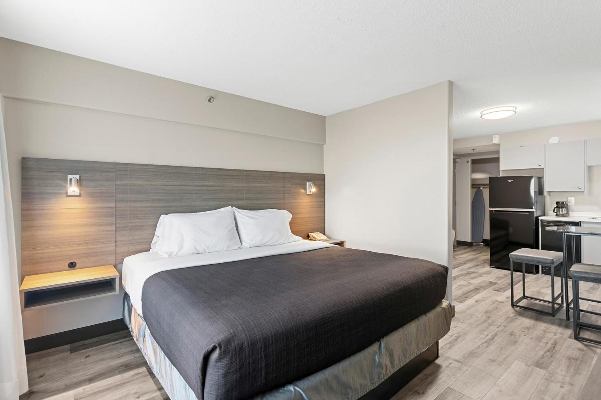 Travelodge Hotel By Wyndham Saskatoon Exterior photo