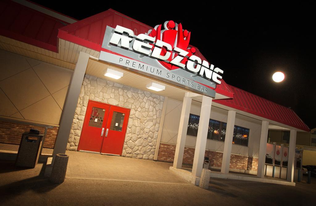 Travelodge Hotel By Wyndham Saskatoon Exterior photo